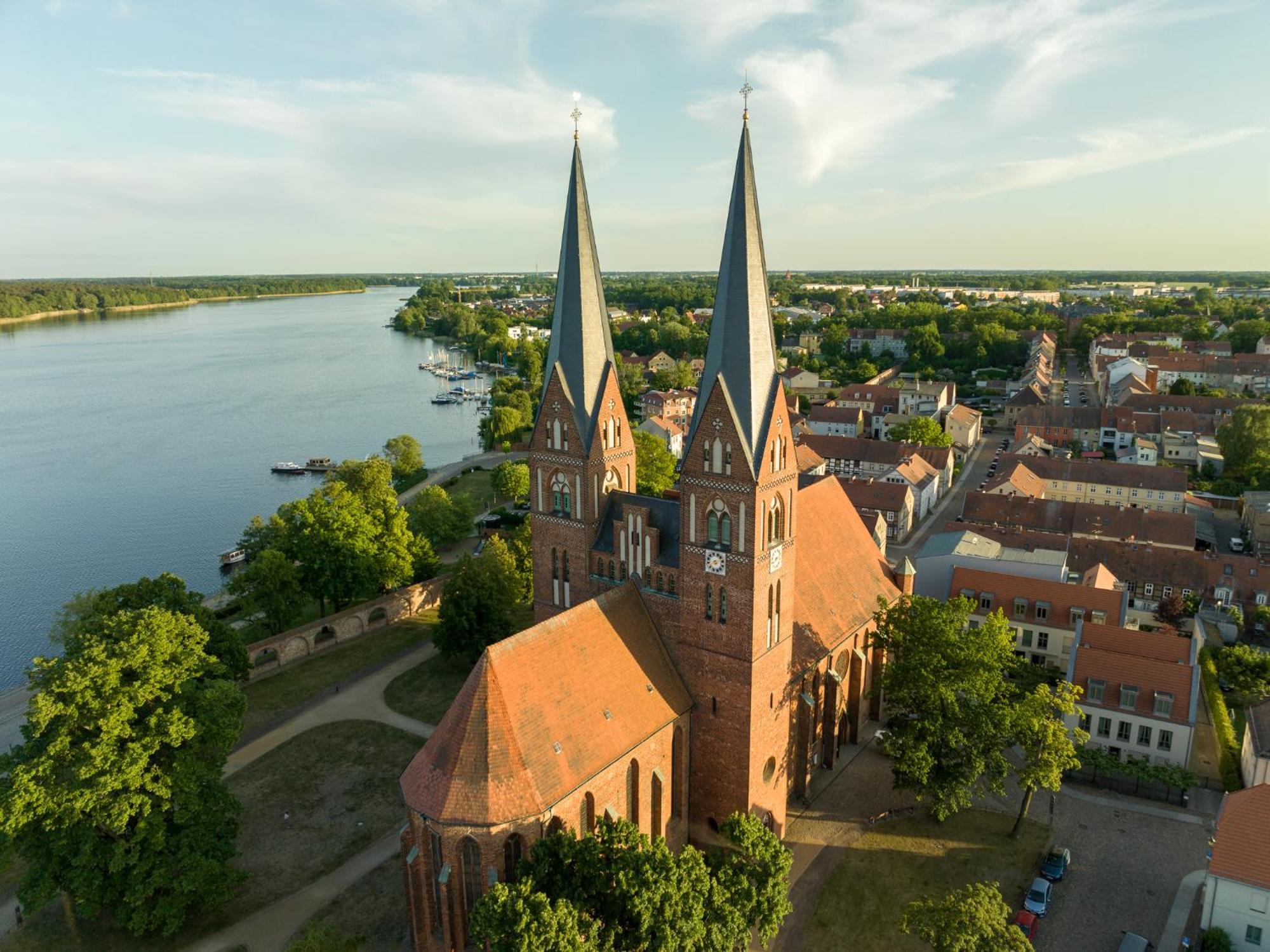 Up Hus Hotel Neuruppin Buitenkant foto